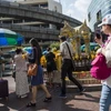 Khách du lịch tham quan đền Erawan ở thủ đô Bangkok, Thái Lan. (Ảnh: AFP/TTXVN)