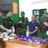 Biên phòng Thanh Hóa bắt đối tượng người Lào vận chuyển 24.000 viên ma túy. (Ảnh: TTXVN phát)