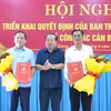 Ông Mai Văn Huỳnh, Phó bí thư Thường trực Tỉnh ủy, chủ tịch HĐND tỉnh Kiên Giang trao quyết định cho ông Nguyễn Đức Chín (bìa trái) và ông Trần Chí Viễn. (Ảnh: Báo Tiền Phong)