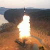 Ngày 2/4/2024, Nhà lãnh đạo Triều Tiên Kim Jong-un đã chỉ đạo việc phóng thử tên lửa tầm trung thế hệ mới Hwasongpho-16B, có sử dụng nhiên liệu rắn và trang bị đầu đạn siêu vượt âm mới phát triển gần đây. (Ảnh: KCNA/TTXVN)