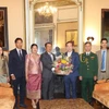 Đại sứ Kingphokeo Phommahaxay (thứ 5, trái) tặng hoa cán bộ, nhân viên Đại sứ quán Việt Nam nhân sự kiện. (Ảnh: Hương Giang/TTXVN)