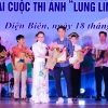 Ban Tổ chức trao giải Nhất cho tác giả Trịnh Xuân Tư, phóng viên cơ quan thường trú TTXVN tại tỉnh Điện Biên. (Ảnh: Phan Quân/TTXVN)