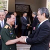 Ông Nguyễn Phước Lộc (phải), Phó Bí thư Thành ủy Thành phố Hồ Chí Minh đón Thiếu tướng Phalom Linthong, Chủ tịch Hội Cựu chiến binh thủ đô Vientiane. (Ảnh: Xuân Khu/TTXVN)