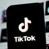 Biểu tượng TikTok trên màn hình điện thoại di động. (Ảnh: THX/TTXVN)
