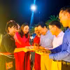 Du khách thưởng thức các món ẩm thực tại Lễ hội. (Ảnh: Võ Dung/TTXVN)