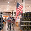 Người dân mua sắm tại siêu thị ở California, Mỹ, ngày 15/5/2024. (Ảnh: THX/TTXVN)
