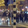 Người hâm mộ bóng đá Israel và thanh niên Hà Lan đụng độ gần ga trung tâm Amsterdam ngày 8/11. Hình cắt từ video trên mạng xã hội. (Nguồn: Reuters)