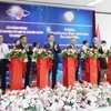 Chủ tịch Viện Hàn lâm khoa học và công nghệ Việt Nam Châu Văn Minh và Bộ trưởng Bộ Công nghệ và Truyền thông Lào Boviengkham Vongdara cùng các đại biểu cắt băng khánh thành phòng thí nghiệm. (Ảnh: Xuân Tú/TTXVN)
