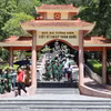 Các cựu chiến binh đến viếng thăm, dâng hương tại Nhà bia tưởng niệm Liệt sĩ thanh niên xung phong. (Ảnh: Hoàng Ngà/TTXVN)