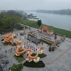 Linh vật rồng tạo điểm nhấn trong không gian Hội xuân bên bờ sông Hương. (Ảnh: Tường Vi/TTXVN)