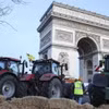 Nông dân chặn giao thông trên đại lộ Champs-Elysees bằng máy kéo và các cuộn cỏ khô. (Ảnh: AFP)