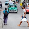 Người dân di chuyển trên đường phố tại La Habana, Cuba. (Ảnh: THX/TTXVN)
