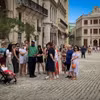 Khách du lịch Nga tham quan thủ đô La Habana, Cuba. (Ảnh: AFP/TTXVN)