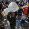 Trẻ em chờ lấy nước sinh hoạt tại thành phố Rafah, Dải Gaza ngày 22/3/2024. (Ảnh: THX/TTXVN)