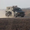 Xe quân sự Israel di chuyển gần biên giới với Dải Gaza ngày 23/6/2024. (Ảnh: THX/TTXVN)