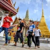 Khách du lịch tham quan Cung điện Hoàng gia ở Bangkok, Thái Lan. (Ảnh: AFP/TTXVN)