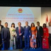 Đại sứ Ngô Hướng Nam và toàn thể cán bộ, nhân viên Đại sứ quán Việt Nam tại Hà Lan chụp ảnh lưu niệm tại buổi lễ. (Ảnh: TTXVN phát)