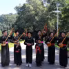Câu lạc bộ hát Then, đàn Tính xã Tân Trào biểu diễn hát Then, đàn Tính bên hồ Nà Nưa, Sơn Dương, Tuyên Quang. (Ảnh: Hoàng Hải - TTXVN)