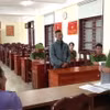 Cơ quan Cảnh sát điều tra tống đạt các quyết định đến bị can Khổng Văn Quý. (Ảnh: Báo Lâm Đồng)