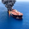 Một tàu bị tấn công trên Biển Đỏ. (Ảnh: IRNA/TTXVN)