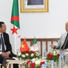 Ông Lại Xuân Môn gặp Tổng Bí thư Đảng Mặt trận giải phóng dân tộc Algeria (FLN) Abdelkrim Benmbarek ngày 15/5. (Ảnh: Trung Khánh/TTXVN)