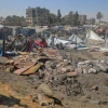 Cảnh đổ nát sau vụ không kích của Israel xuống khu vực Mawasi ở thành phố Khan Younis, phía Nam Dải Gaza ngày 13/7/2024. (Ảnh: THX/TTXVN)