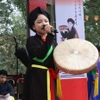 Liền chị "nhí" duyên dáng trong bộ áo tứ thân biểu diễn Dân ca Quan họ Bắc Ninh tại Hội Lim, huyện Tiên Du. (Ảnh: Thanh Thương/TTXVN)