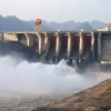 Thuỷ điện Tuyên Quang mở hoàn toàn 1 cửa xả đáy. (Ảnh: Nam Sương/TTXVN)
