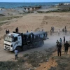 Xe tải chở hàng viện trợ qua bến tàu nổi do Mỹ thiết lập vào miền Trung Dải Gaza ngày 17/5/2024. (Ảnh: THX/TTXVN)
