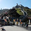 Đông đảo du khách trong nước, quốc tế tham quan, chiêm bái khu du lịch tâm linh trên đỉnh Fansipan. (Ảnh: Quốc Khánh/TTXVN)
