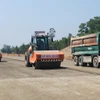 Thi công trên tuyến đường cao tốc Bắc-Nam đoạn qua tỉnh Bình Định. (Ảnh: Sỹ Thắng/TTXVN)