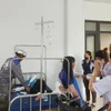 Các công nhân bị bỏng trong vụ cháy được điều trị tại Bệnh viện Đa khoa huyện Đông Hưng. (Ảnh: TTXVN phát)
