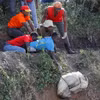 Các tình nguyện viên khiêng một thi thể không rõ danh tính được tìm thấy từ bãi rác ở khu ổ chuột Mukuru, Nairobi, ngày12/7. (Ảnh: Reuters)