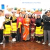 Cô giáo Nguyễn Thụy Thiên Hương (thứ tư từ bên phải) chụp ảnh kỷ niệm cùng sinh viên. (Ảnh: Hằng Linh/TTXVN)