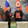 Tổng thống Nga Vladimir Putin (trái) và nhà lãnh đạo Triều Tiên Kim Jong Un ký hiệp ước về quan hệ đối tác chiến lược toàn diện giữa hai nước ngày 19/6/2024. (Ảnh: Yonhap/TTXVN)