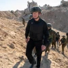 Bộ trưởng Quốc phòng Israel, Yoav Gallant thị sát tại Hành lang Philadelphi ngày 21/8. (Ảnh: TTXVN phát)