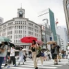 Người dân che ô tránh nắng nóng tại Tokyo, Nhật Bản, ngày 18/7/2024. (Ảnh: Kyodo/TTXVN)