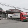 Phương tiện chở hàng xuất khẩu di chuyển ra khu vực chờ thông quan tại cửa khẩu Tân Thanh (Lạng Sơn). (Ảnh: Quang Duy/TTXVN)