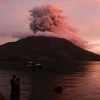 Núi lửa Ruang ở Sitaro, tỉnh Bắc Sulawesi (Indonesia) phun trào ngày 19/4/2024. (Ảnh: AFP/TTXVN)