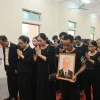 Người dân mang theo di ảnh vào viếng Tổng Bí thư Nguyễn Phú Trọng sáng 26/7. Ảnh: TTXVN
