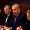 Thủ tướng Israel Benjamin Netanyahu (thứ 2 phải) chủ trì phiên họp nội các ở Jerusalem. (Ảnh: AFP/TTXVN)