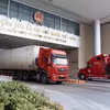 Xe chở nông sản Việt Nam xuất khẩu sang thị trường Trung Quốc qua Cửa khẩu quốc tế đường bộ số II KIm Thành, Lào Cai. (Ảnh: Quốc Khánh/TTXVN)