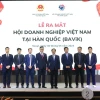 Bộ trưởng Ngoại giao Bùi Thanh Sơn chụp ảnh lưu niệm với các thành viên Ban chấp hành BAViK. (Ảnh: Đức Thắng/TTXVN)