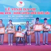 Trao Bằng khen của Thủ tướng Chính phủ cho 6 vận động viên có thành tích thi đấu xuất sắc tại Đại hội thể thao người khuyết tật Châu Á lần thứ 4 tại Hàng Châu, Trung Quốc. (Ảnh: Minh Quyết/TTXVN)