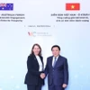 Chủ tịch Thượng viện Australia Sue Lines và GS.TS Nguyễn Xuân Thắng, Ủy viên Bộ Chính trị, Giám đốc Học viện Chính trị quốc gia Hồ Chí Minh, Chủ tịch Hội đồng Lý luận Trung ương dự Diễn đàn. (Ảnh: Văn Điệp/TTXVN)