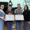 Đại diện lãnh đạo Sở Du lịch Đà Nẵng biểu dương và trao giấy khen cho vợ chồng anh Nguyễn Văn Trung và chị Nguyễn Thị Trách vì nghĩa cử cao đẹp. (Ảnh: TTXVN phát)