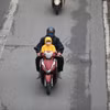 Người dân Hà Nội trang bị áo chống rét khi tham gia giao thông. (Ảnh: Thanh Tùng/ TTXVN)