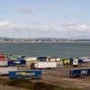 Những người di cư được phát hiện trong một chiếc xe container đông lạnh ở cảng Rosslare. (Ảnh: Bloomberg)
