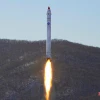 Hình ảnh do Hãng thông tấn Triều Tiên (KCNA) đăng phát ngày 19/12/2022 về vụ phóng thử tên lửa mang vệ tinh thực nghiệm tại bãi phóng vệ tinh Sohae ở Tongchang-ri. (Ảnh: AFP/TTXVN)
