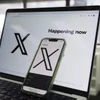 Trang mở đầu của mạng X hiển thị trên máy tính và điện thoại. (Ảnh AP)